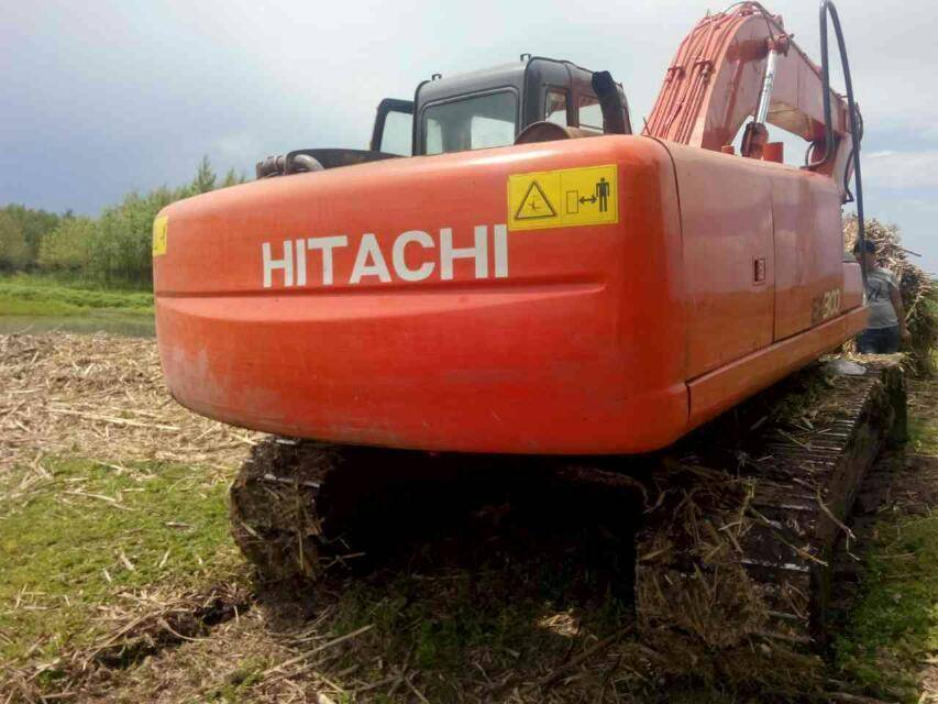 Comment diagnostiquer la pelle Hitachi ZAXIS120 qui marche lentement ?